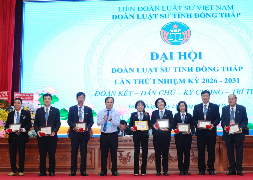 Ông Nguyễn Tấn Phong trao tặng Kỷ niệm chương “Vì sự nghiệp phát triển Luật sư Việt Nam” của Liên đoàn Luật sư Việt Nam cho các luật sư có thời gian hành nghề trên 15 năm.