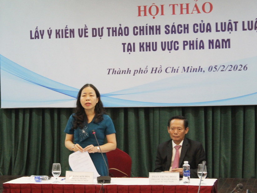 Hội thảo lấy ý kiến về dự thảo chính sách của Luật Luật sư sửa đổi tại khu vực phía Nam 6 Bà Đặng Kim Hoa phát biểu.