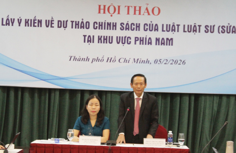 Hội thảo lấy ý kiến về dự thảo chính sách của Luật Luật sư sửa đổi tại khu vực phía Nam 9 Luật sư, Tiến sĩ Phan Trung Hoài phát biểu.