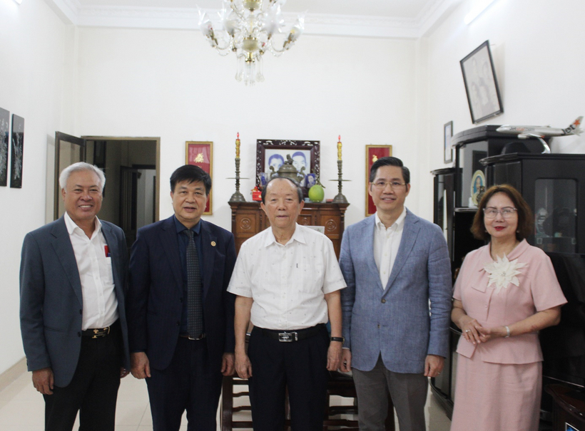 Lãnh đạo Liên đoàn Luật sư Việt Nam thăm và chúc Tết Luật sư Lê Thúc Anh 1 TS. LS Đỗ Ngọc Thịnh thay mặt Thường trực Liên đoàn Luật sư Việt Nam gửi lời chúc mừng năm mới tốt đẹp nhất tới Luật sư Lê Thúc Anh và gia đình.