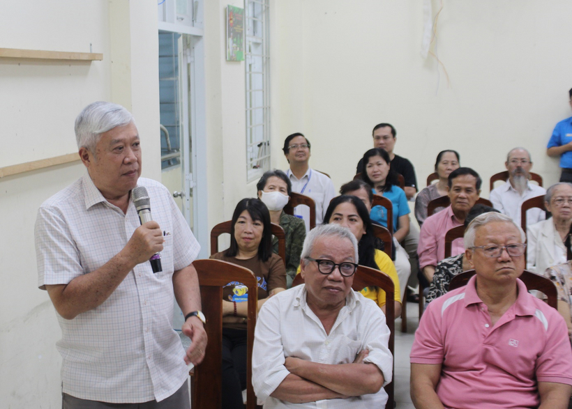 Luật sư Hà Hải - Ủy viên Ban Thường vụ Liên đoàn Luật sư Việt Nam được giới thiệu ứng cử Đại biểu Quốc hội Khóa XVI 4 Cử tri Hồ Đắc Thành phát biểu ý kiến tại Hội nghị.