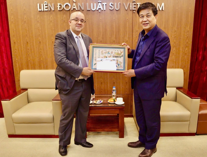 Chủ tịch Liên đoàn Luật sư Việt Nam tiếp Phó Đại sứ Cuba tới chào từ nhiệm 2 Chủ tịch Liên đoàn Luật sư Việt Nam tặng quà lưu niệm Phó Đại sứ Joy Puentes Saldise.
