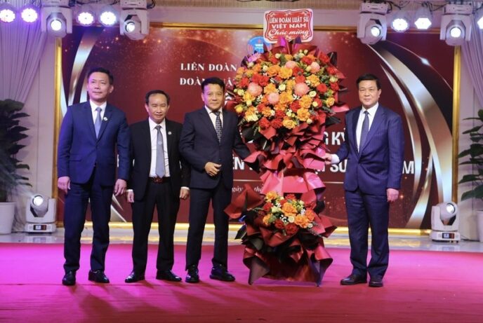 Liên đoàn Luật sư Việt Nam tặng hoa Đoàn Luật sư tỉnh Nghệ An tại buổi lễ.