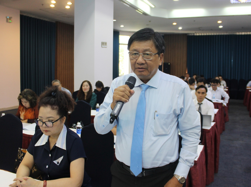 Luật sư Nguyễn Thế Phong góp ý tại Hội thảo.