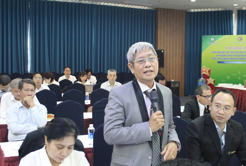 Luật sư Nguyễn Hiền Hà góp ý tại Hội thảo.