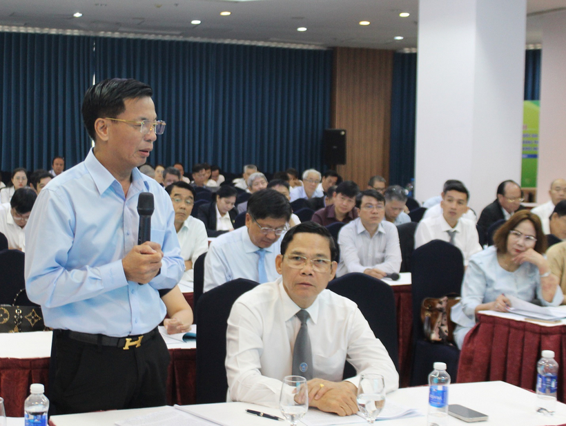 Luật sư Phạm Công Hùng góp ý tại Hội thảo.