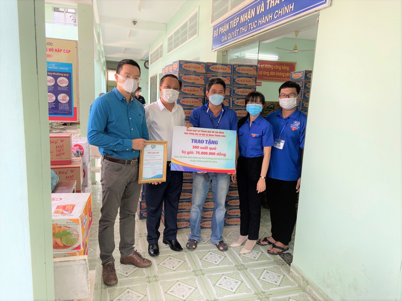Luật sư Hà Hải: Lan tỏa tinh thần thượng tôn pháp luật trong cộng đồng 1 Luật sư Hà Hải (thứ hai từ trái sang) đại diện Đoàn Luật sư TP. Hồ Chí Minh trao quà từ thiện cho người dân trong đại dịch Covid-19.