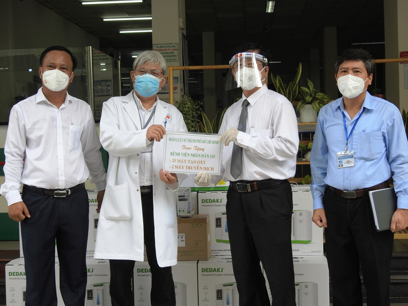 Luật sư Hà Hải: Lan tỏa tinh thần thượng tôn pháp luật trong cộng đồng 2 Luật sư Hà Hải (đầu tiên từ trái sang) đại diện Đoàn Luật sư TP. Hồ Chí Minh trao tặng máy tạo oxy và máy truyền dịch cho Bệnh viện Nhân dân 115 trong đại dịch Covid-19.