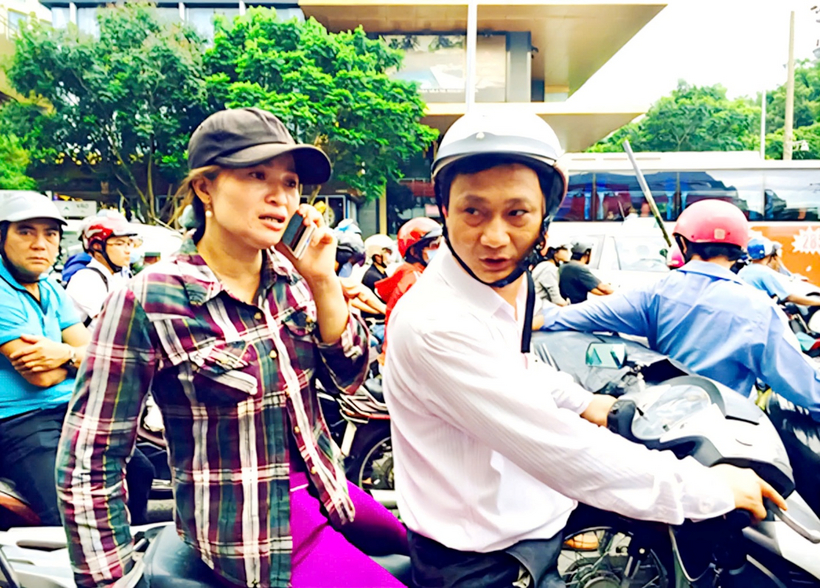 Luật sư Hà Hải: Lan tỏa tinh thần thượng tôn pháp luật trong cộng đồng 3 Luật sư Hà Hải hỗ trợ pháp lý cho chị Hồng “ve chai”.