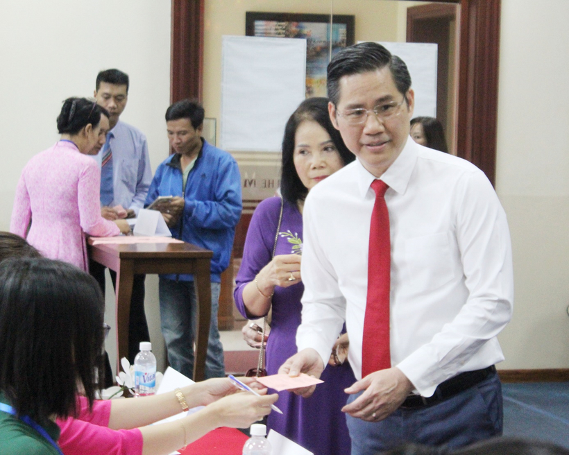 Luật sư Nguyễn Hải Nam nhận phiếu bầu từ Tổ bầu cử.