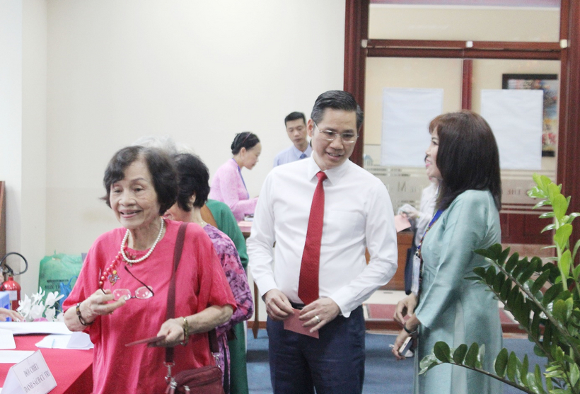 Cử tri khu phố 29, phường Thạnh Mỹ Tây vui mừng thực hiện quyền công dân trong Ngày hội non sông.