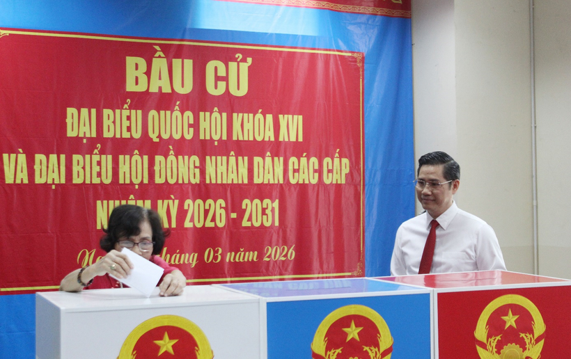 Luật sư Nguyễn Hải Nam là một trong năm người đầu tiên bỏ phiếu tại Tổ bầu cử số 21.