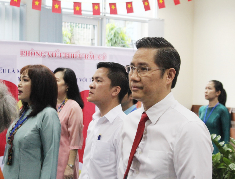 Luật sư Nguyễn Hải Nam, Phó Chủ tịch Liên đoàn Luật sư Việt Nam bỏ phiếu tại Tổ bầu cử số 21, phường Thạnh Mỹ Tây - 7