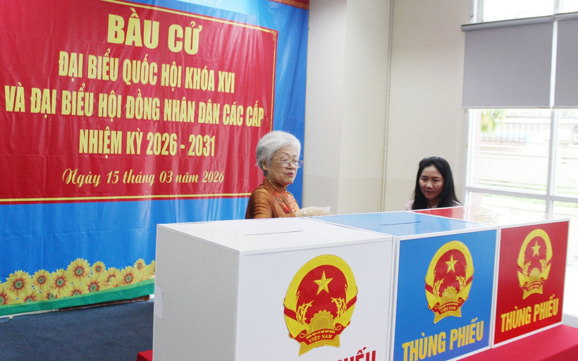 Luật sư Nguyễn Hải Nam, Phó Chủ tịch Liên đoàn Luật sư Việt Nam bỏ phiếu tại Tổ bầu cử số 21, phường Thạnh Mỹ Tây - 8