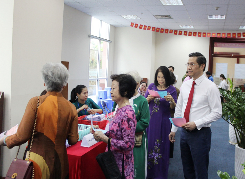 Luật sư Nguyễn Hải Nam, Phó Chủ tịch Liên đoàn Luật sư Việt Nam bỏ phiếu tại Tổ bầu cử số 21, phường Thạnh Mỹ Tây - 10