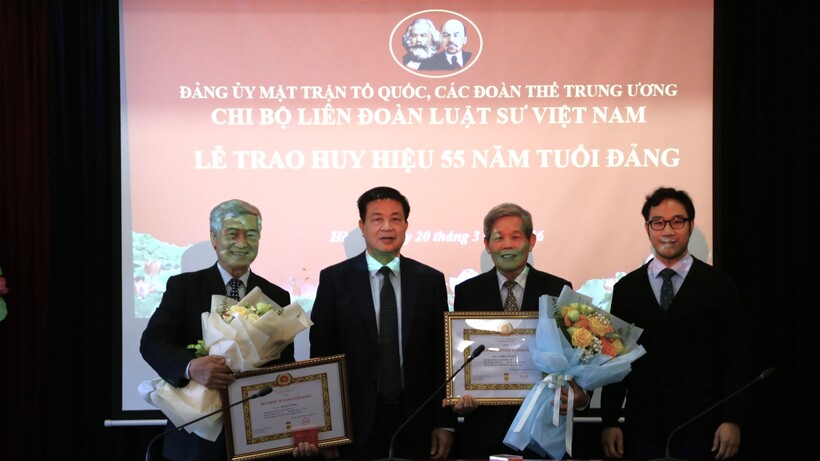Tiến sĩ, Luật sư Đỗ Ngọc Thịnh trao tặng Huy hiệu 55 năm tuổi Đảng cho hai Đảng viên.