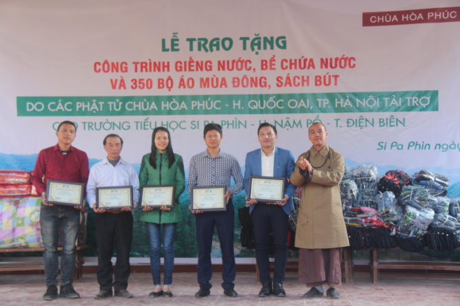 7.Đại đức Thích Tâm Hòa trao bằng tuyên dương công đức cho tập thể và cá nhân