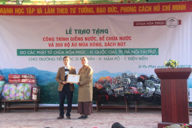 8.lãnh đạo huyện trao bằng ghi nhận Tấm lòng vàng cho Đại đức Thích Tâm Hòa 1