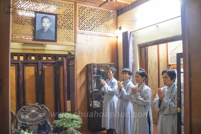 ben trong Ton Su ky niem duong 1