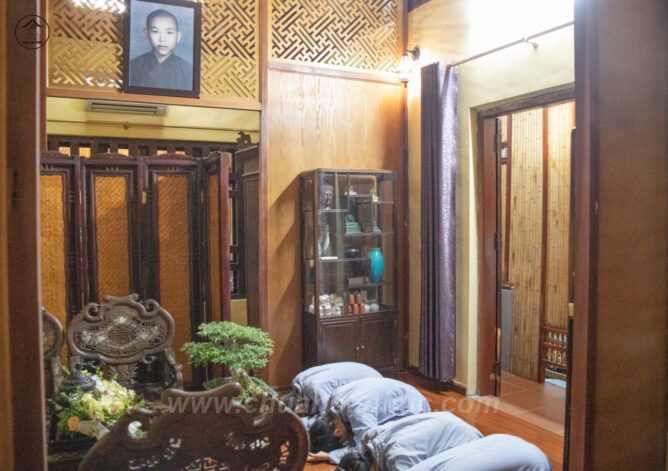 ben trong Ton Su ky niem duong 2