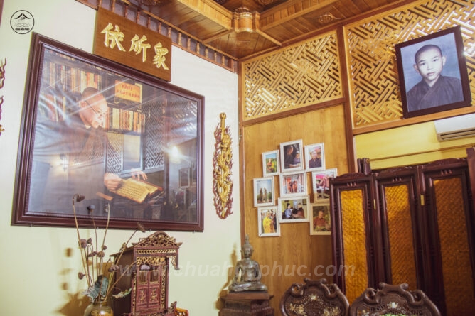 ben trong Ton Su ky niem duong 3