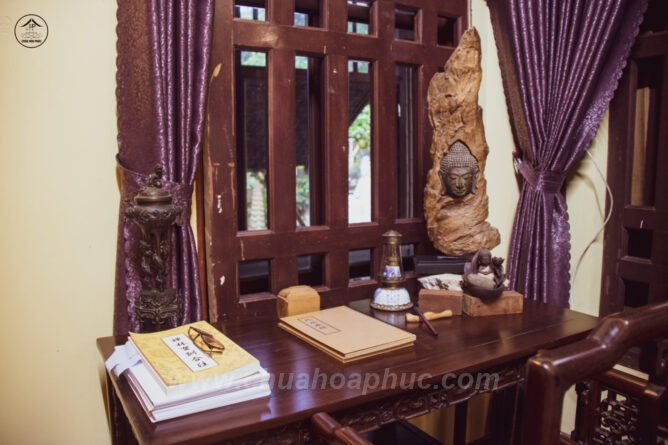 ben trong Ton Su ky niem duong 4