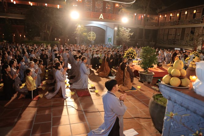 LUNG LINH ĐÊM HỘI HOA ĐĂNG KỶ NIỆM LỄ KHÁNH NHẬT ĐỨC PHẬT A DI ĐÀ 17 1 3