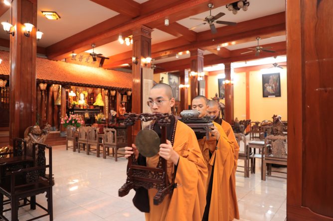 LUNG LINH ĐÊM HỘI HOA ĐĂNG KỶ NIỆM LỄ KHÁNH NHẬT ĐỨC PHẬT A DI ĐÀ 6 2 1