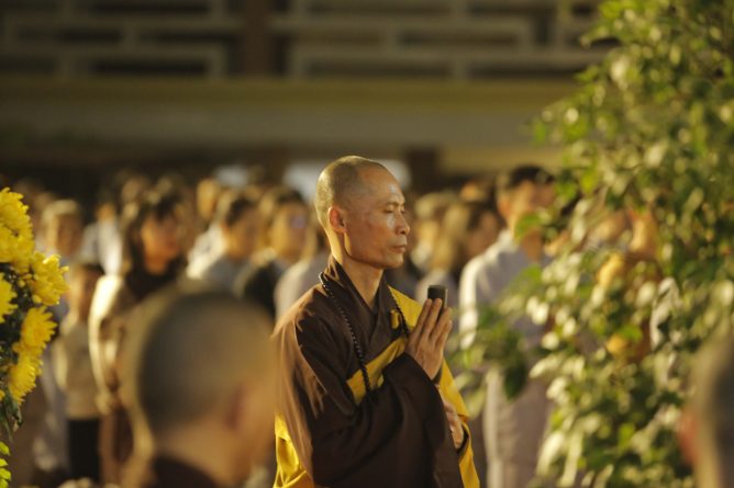 LUNG LINH ĐÊM HỘI HOA ĐĂNG KỶ NIỆM LỄ KHÁNH NHẬT ĐỨC PHẬT A DI ĐÀ 13 4 2