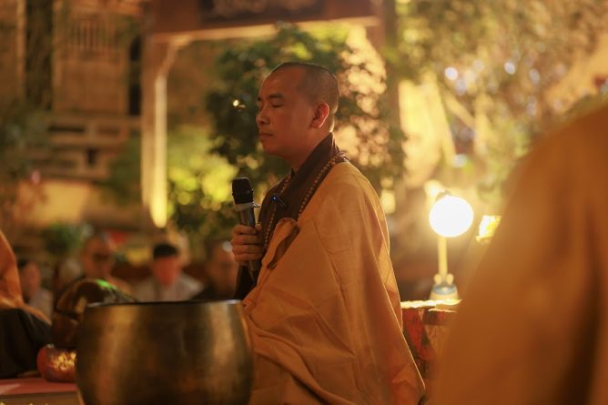 LUNG LINH ĐÊM HỘI HOA ĐĂNG KỶ NIỆM LỄ KHÁNH NHẬT ĐỨC PHẬT A DI ĐÀ 26 4 3