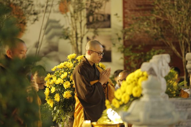 LUNG LINH ĐÊM HỘI HOA ĐĂNG KỶ NIỆM LỄ KHÁNH NHẬT ĐỨC PHẬT A DI ĐÀ 14 5 1