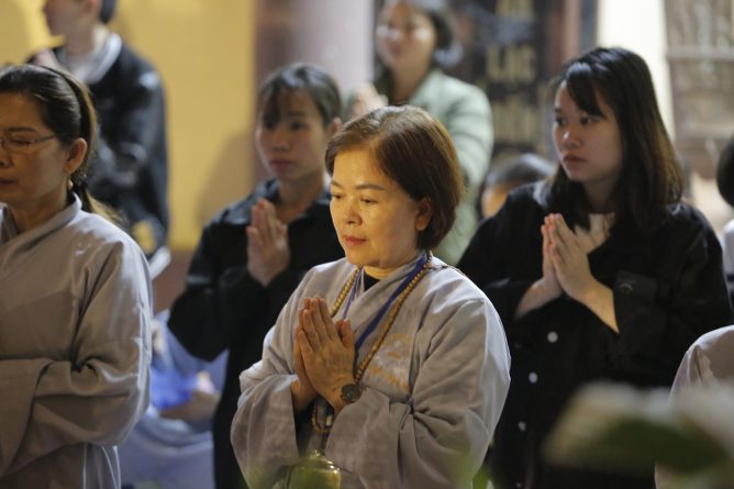 LUNG LINH ĐÊM HỘI HOA ĐĂNG KỶ NIỆM LỄ KHÁNH NHẬT ĐỨC PHẬT A DI ĐÀ 15 6 1