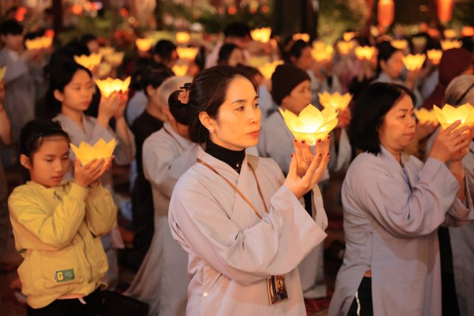 LUNG LINH ĐÊM HỘI HOA ĐĂNG KỶ NIỆM LỄ KHÁNH NHẬT ĐỨC PHẬT A DI ĐÀ 44 7 1
