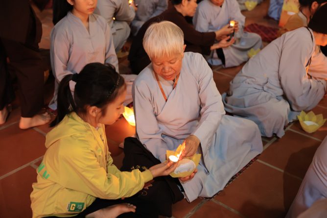 LUNG LINH ĐÊM HỘI HOA ĐĂNG KỶ NIỆM LỄ KHÁNH NHẬT ĐỨC PHẬT A DI ĐÀ 45 8