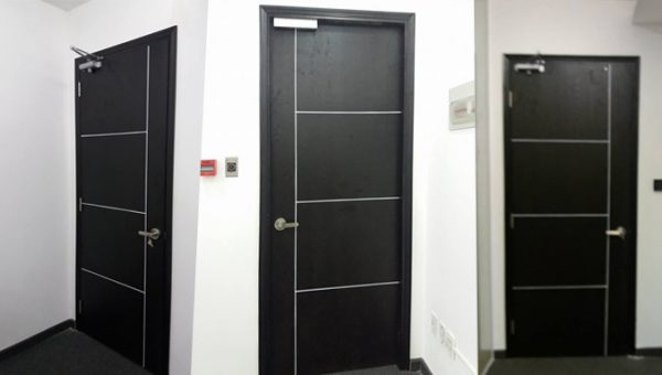 Mẫu cửa gỗ Melamine đen cho phòng ngủ