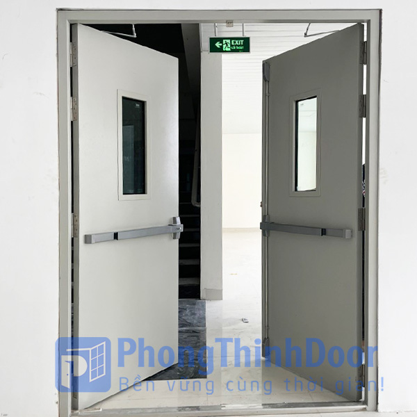 cửa thoát hiểm chung cư