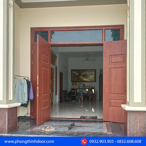 thay cửa chính bằng thép vân gỗ