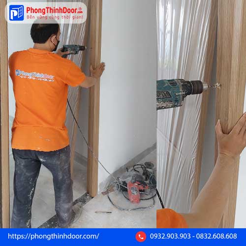 dựng khung bao cửa và khoan lấy dấu trên tường
