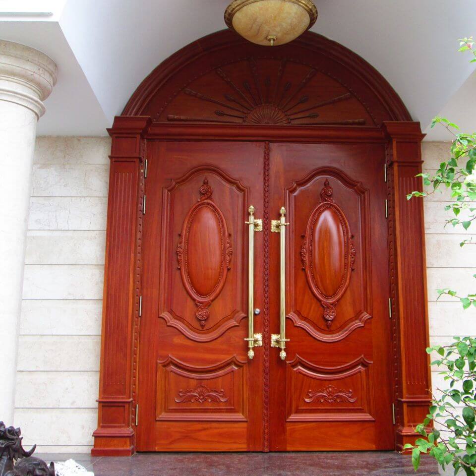 Mẫu cửa gỗ đẹp với thiết kế mái vòm lạ mắt