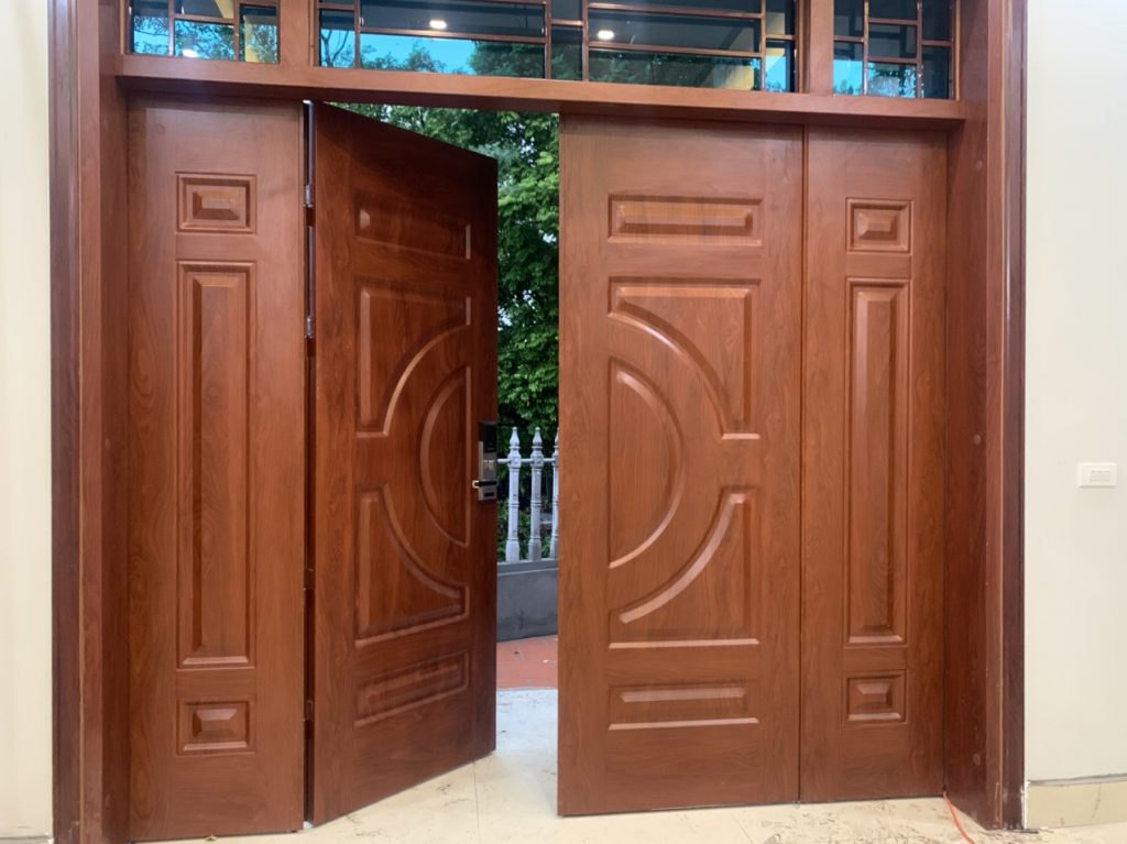Mẫu cửa gỗ 4 cánh với 2 cánh chính và 2 cánh phụ