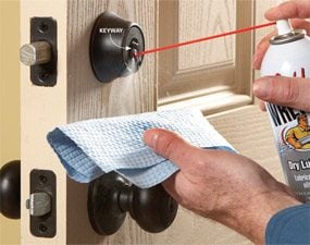 xử lý kẹt khóa nhà vệ sinh