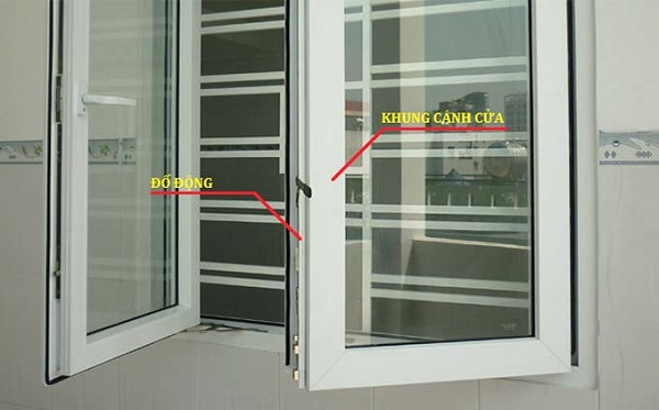 Đố động cửa nằm giữa 2 cánh