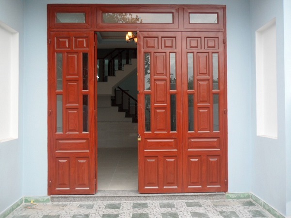 Kích thước cánh cửa quá nhỏ phải mở cả 2 cánh để thuận tiện ra vào