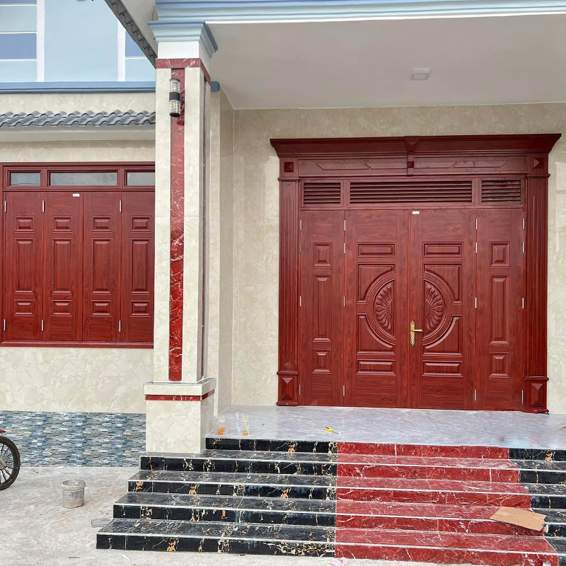 lắp cửa chính thép vân gỗ cho nhà biệt thự