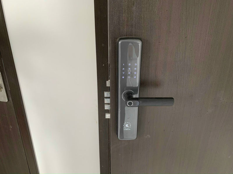 thay khóa cửa từ chung cư