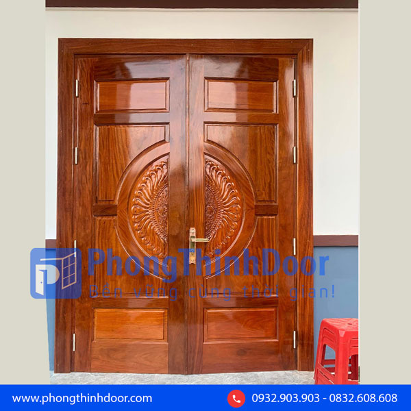 cửa chính 2 cánh bằng gỗ tự nhiên