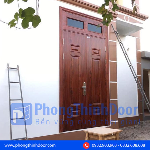 cửa thép vân gỗ sân vườn