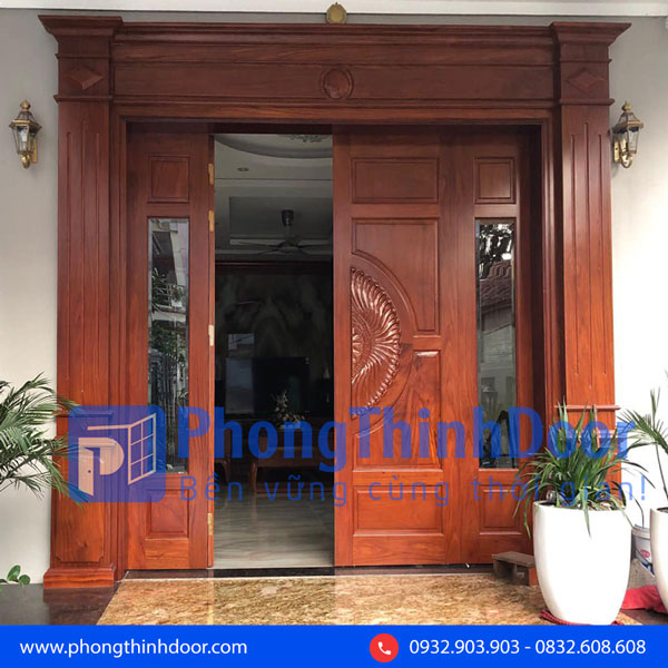 mẫu cửa chính 4 cánh đẹp gỗ căm xe