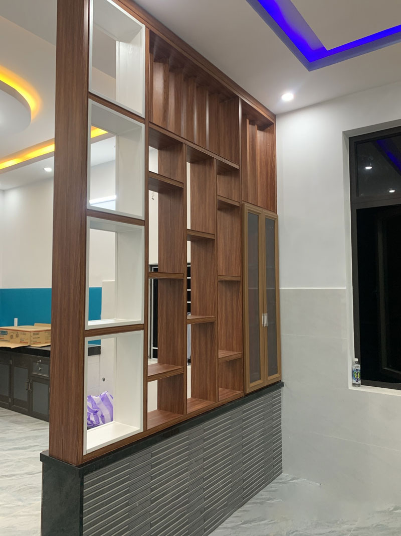 vách ngăn phân chia phòng bếp và phòng khách