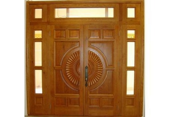 Cửa gỗ xoan đào làm cửa chính